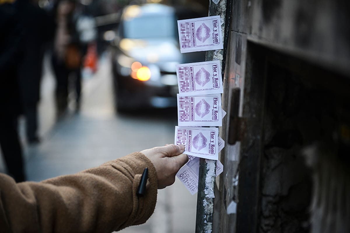 Volantes callejeros, una herramienta de las redes de explotación sexual