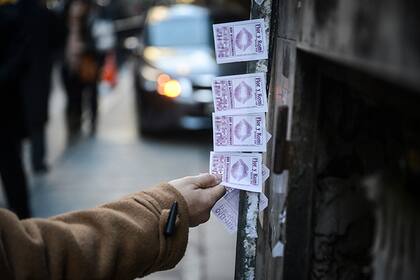 Volantes callejeros, una herramienta de las redes de explotación sexual