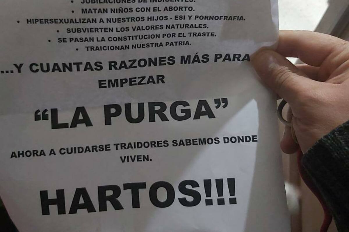 Volantes que dejaron en el local atacado