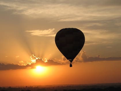 Volar en globo aerostático en un sueño habla de tomar distancia emocional frente a conflictos
