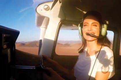 Volar, la segunda pasión de Angelina Jolie.