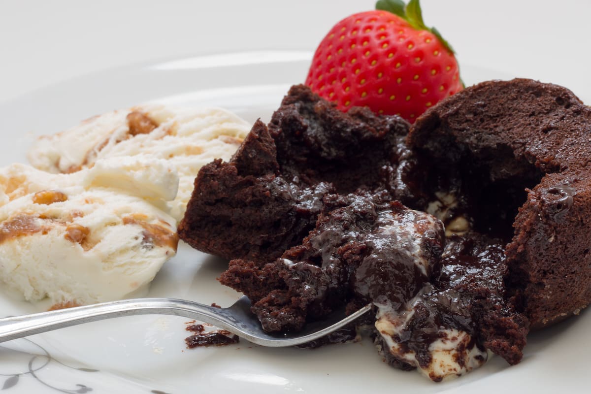 Volcán de chocolate con helado: la combinación de temperaturas lo hace un postre indescriptible.