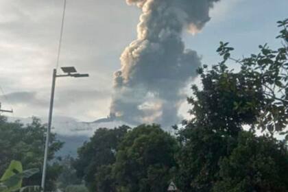 Volcán en Filipinas arroja una columna de cenizas y obliga al cierre de escuelas