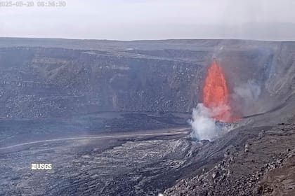 Volcán en Hawai reanuda deslumbrante espectáculo disparando chorros de lava