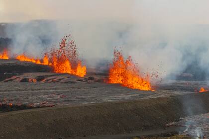 Volcán entra en erupción en Islandia; desalojan un pueblo cercano