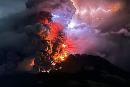 Esta fotografía, proporcionada por el Centro de Vulcanología y Mitigación de Peligros Geológicos el 17 de abril de 2024, muestra al monte Ruang arrojando lava caliente y humo.