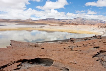 Volcán Galán, Puna de Catamarca. Su cráter mide 40 km de diámetro y figura entre los más grandes del mundo.