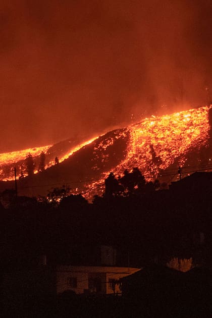 La lava de la erupción del volcán fluye destruyendo casas en la isla de La Palma en Canarias, España