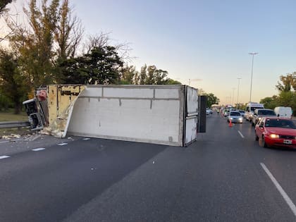 Volcaron dos camiones con carne en la Autopista Ricchieri y el Acceso Oeste