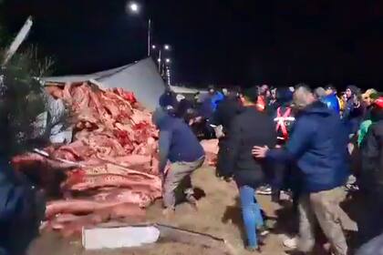 Volcó un camión con medias reses, en Fraga, San Luis