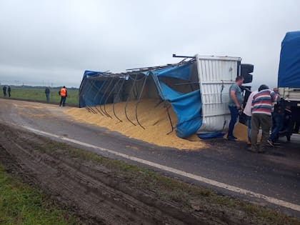 Volcó un camión de granos en la ruta 12