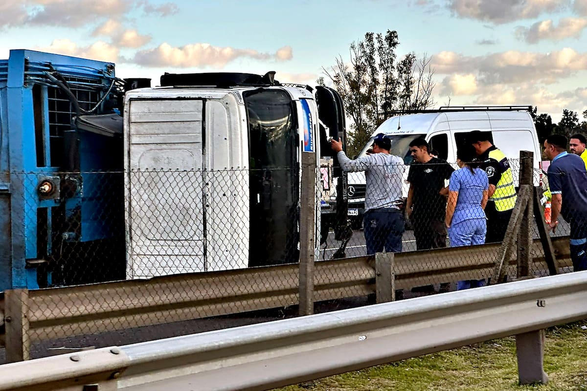 Volcó un camión en el Camino del Buen Ayre