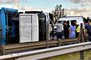 Volcó un camión en el Camino del Buen Ayre