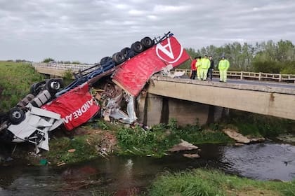 Volcó un camión en Ruta 2