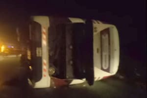 Volcó un micro con 49 pasajeros en la Ruta 2 a la altura de Lezama mano a Mar del Plata