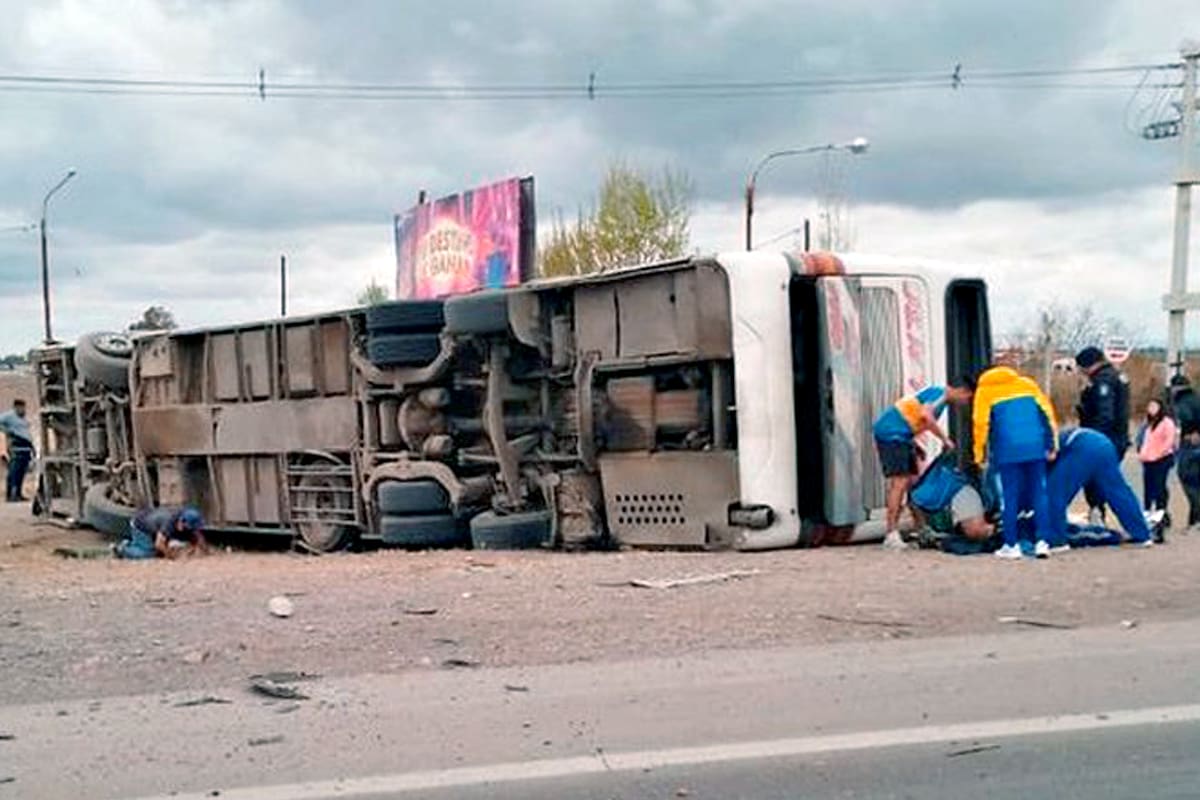 Volcó un micro con hinchas de Boca Juniors en San Martín, Mendoza