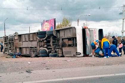 Volcó un micro con hinchas de Boca Juniors en San Martín, Mendoza