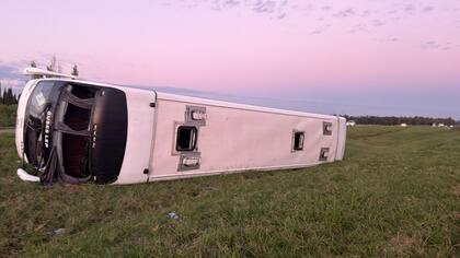 Volcó un micro de larga distancia en la ruta 9: al menos 10 heridos.