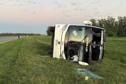 Volcó un micro de larga distancia en la ruta 9: al menos 10 heridos.