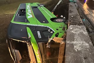 Un micro de pasajeros cayó desde un puente de seis metros en Carmen de Areco