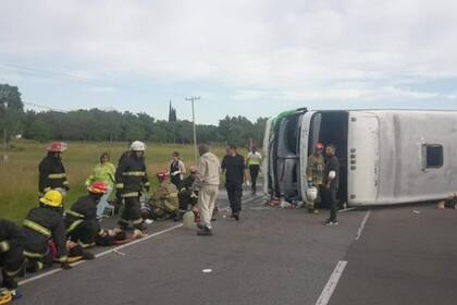 Volcó un micro que llevaba chicos a Mar del Plata: hay dos muertos y varios heridos