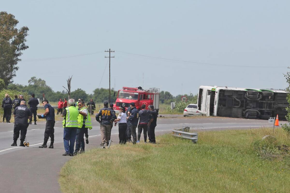 Volcó un micro que llevaba chicos a San Clemente del Tuyú: hay dos muertos y varios heridos
