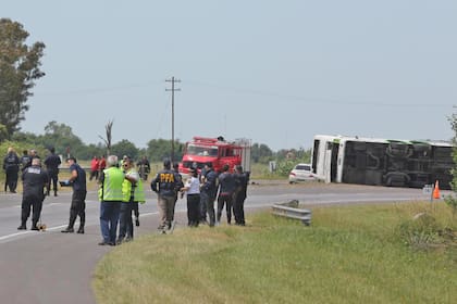 Volcó un micro que llevaba chicos a San Clemente del Tuyú: hay dos muertos y varios heridos
