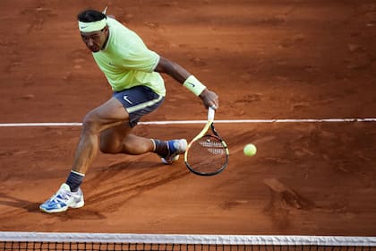 Volea de revés de Rafael Nadal, el próximo adversario del cordobés Juan Ignacio Londero.