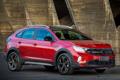 En cuanto al diseño, Nivus se destaca por su perfil coupé con faros delanteros con tecnología LED y DRL, junto con llantas de aleación de 16" para la versión Comfortline y 17" para Highline. El espacio del baúl es de 415 litros de capacidad
