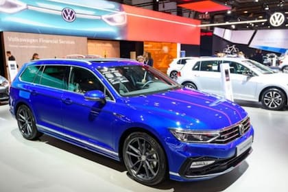 Volkswagen entregó 11 millones de vehículos el año pasado, comparado con los 367.500 de Tesla