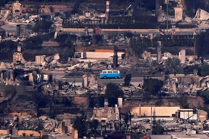 Volkswagen presenta combi restaurada que sobrevivió a incendio en California y conquistó corazones