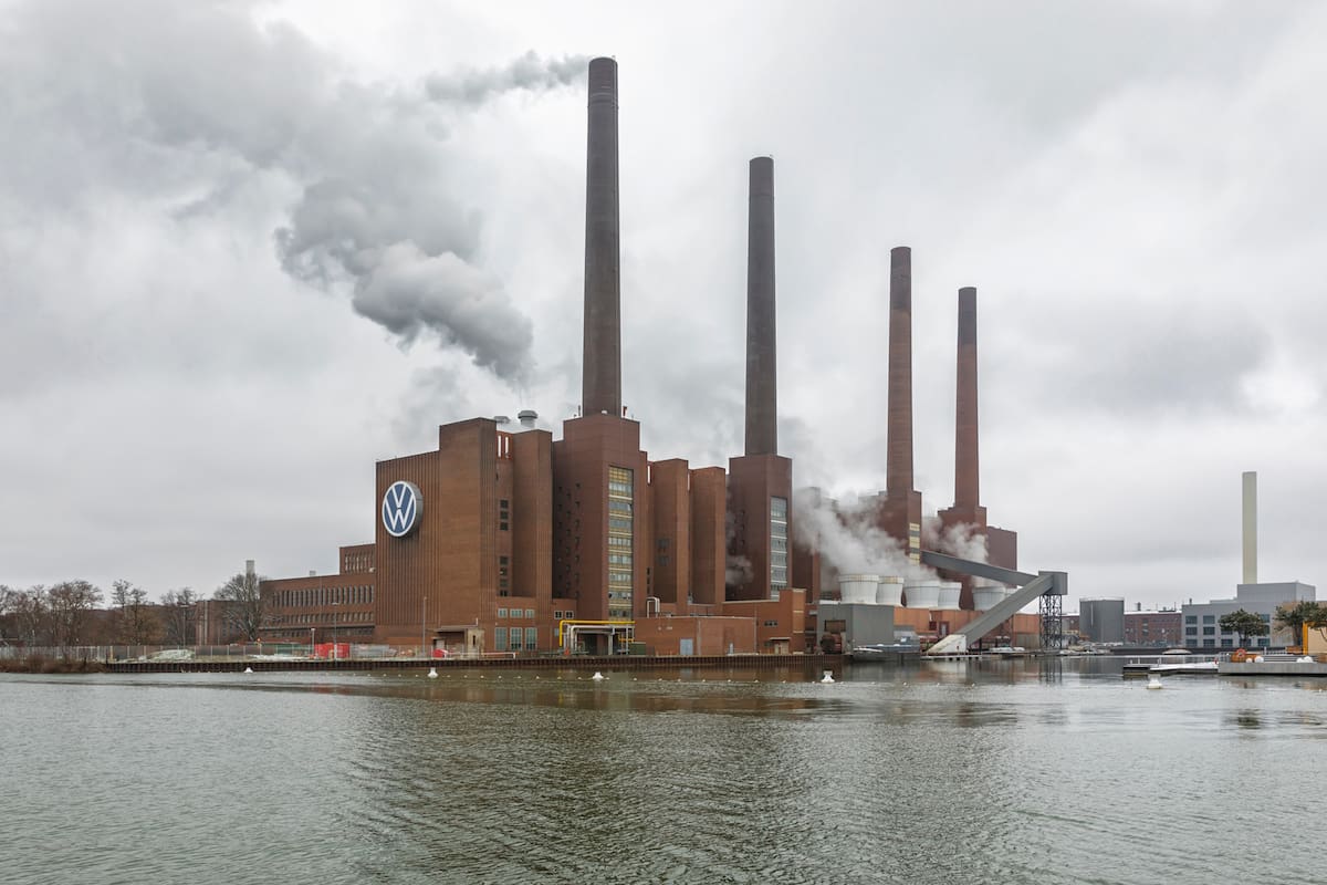 Volkswagen (VW), el más grande de todos, se prepara para enfrentar una serie de huelgas en respuesta a su plan de cerrar tres fábricas en Alemania y recortar salarios