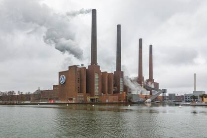 Volkswagen (VW), el más grande de todos, se prepara para enfrentar una serie de huelgas en respuesta a su plan de cerrar tres fábricas en Alemania y recortar salarios