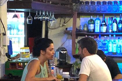 Volnovich, en un bar de Holbox, la paradisíaca isla mexicana, junto a Martín Rodríguez