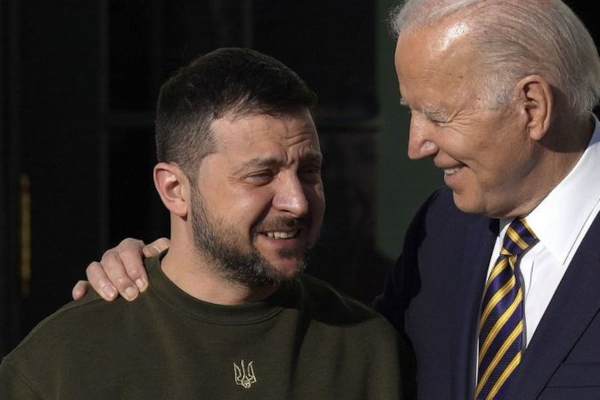 Volodimir Zelensky emocionado junto a Joe Biden