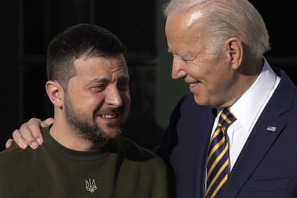 Volodimir Zelensky emocionado junto a Joe Biden.