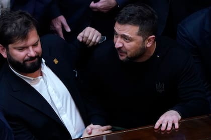 Volodímir Zelensky junto a Gabriel Boric en asunción de Javier Milei en el Congreso de la Nación