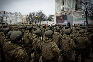 Volodimir Zelensky preside por videoconferencia una ceremonia frente a soldados ucranianos en la Plaza de Santa Sofía en Kiev