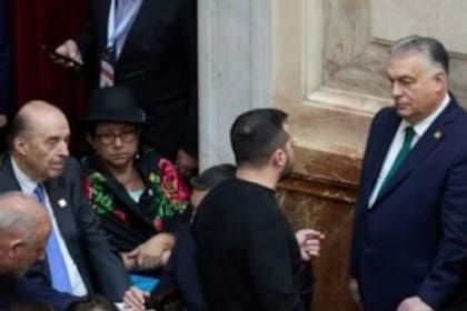 Volodimir Zelensy y Viktor Orbán hablan en el Senado en el marco de la ceremonia de investidura de Javier Milei en Buenos Aires