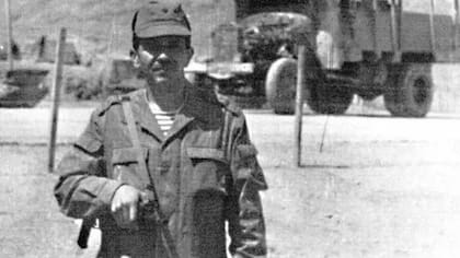 Volodymyr Dehtyarov, quien -como muestra la foto- estuvo destacado en Afganistán, ahora no habla con los soldados rusos con los que luchó mano a mano