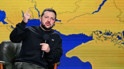 Volodymyr Zelensky admitió que la situación es difícil, pero expresó su esperanza de que la ayuda militar se resuelva pronto