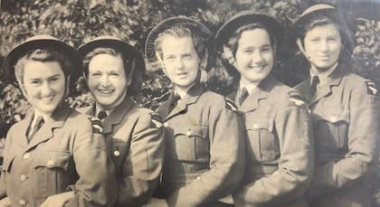 Voluntarias Argentinas en la RAF en sus uniformes habituales con la insignia bordada de la palabra "Argentina" en sus hombros. (Gentileza Valerie Anne Deyes)
