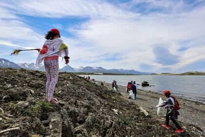 Voluntarias recolectan plásticos y otros residuos en una playa de Tierra del Fuego