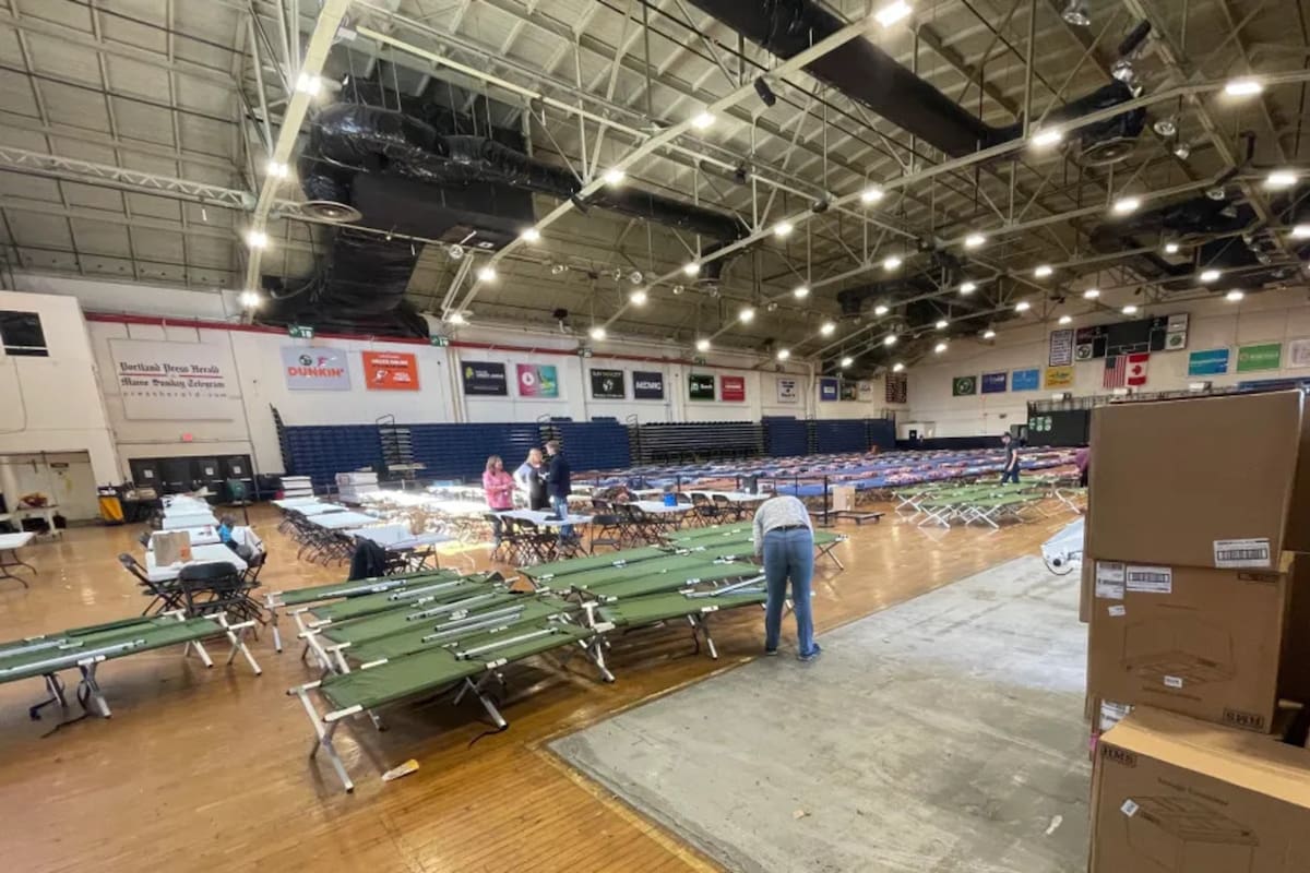 Voluntarios acondicionan la Expo de Portland para la llegada de los migrantes