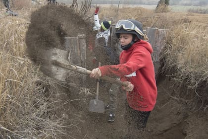 Voluntarios ayudan a cavar trincheras del Ejército ucraniano, cerca de Mariupol