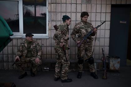 Voluntarios civiles durante un curso de formación de las Fuerzas de Defensa Territorial de Ucrania, en Brovary, al noreste de Kiev, Ucrania, el 21 de marzo de 2022. (AP Foto/Felipe Dana)
