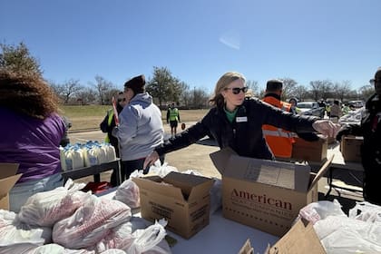 Voluntarios clasifican productos en los principales bancos de alimentos del norte de Texas