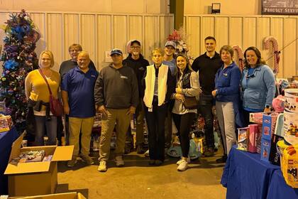 Voluntarios de Eblen Charities, la organización que brinda regalos navideños en Carolina del Norte