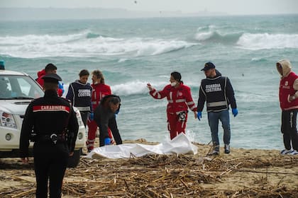 Voluntarios de la Cruz Roja recuperan cuerpos de los migrantes fallecidos en las costas de Italia