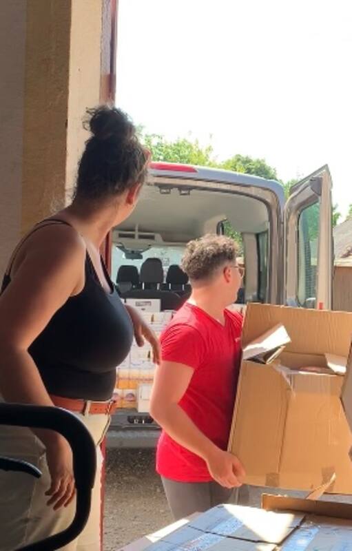 Voluntarios de la orden de Malta distribuyen donaciones por los pueblos de Ucrania Occidental
